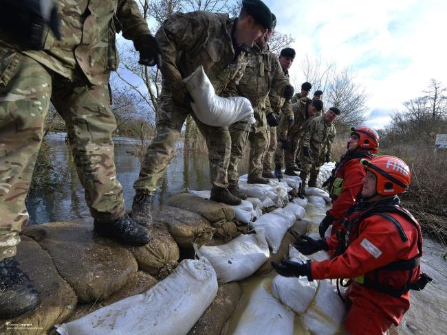 Reservists_flood_relief_2014_MOD 13761979915_00b953a717
